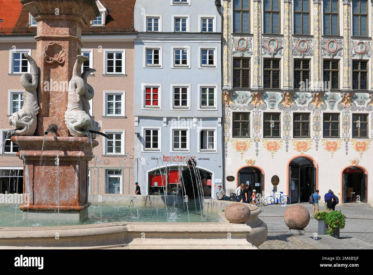 Marienbrunnen, historisches Rathaus, Hauptplatz, historische Stadt, Landsberg am Lech, Oberbayern, Bayern, Deutschland Stockfoto