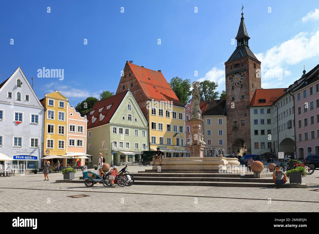 Marienbrunnen, Schmalzturm, Hauptplatz, historische Stadt, Landsberg am Lech, Oberbayern, Bayern, Deutschland Stockfoto