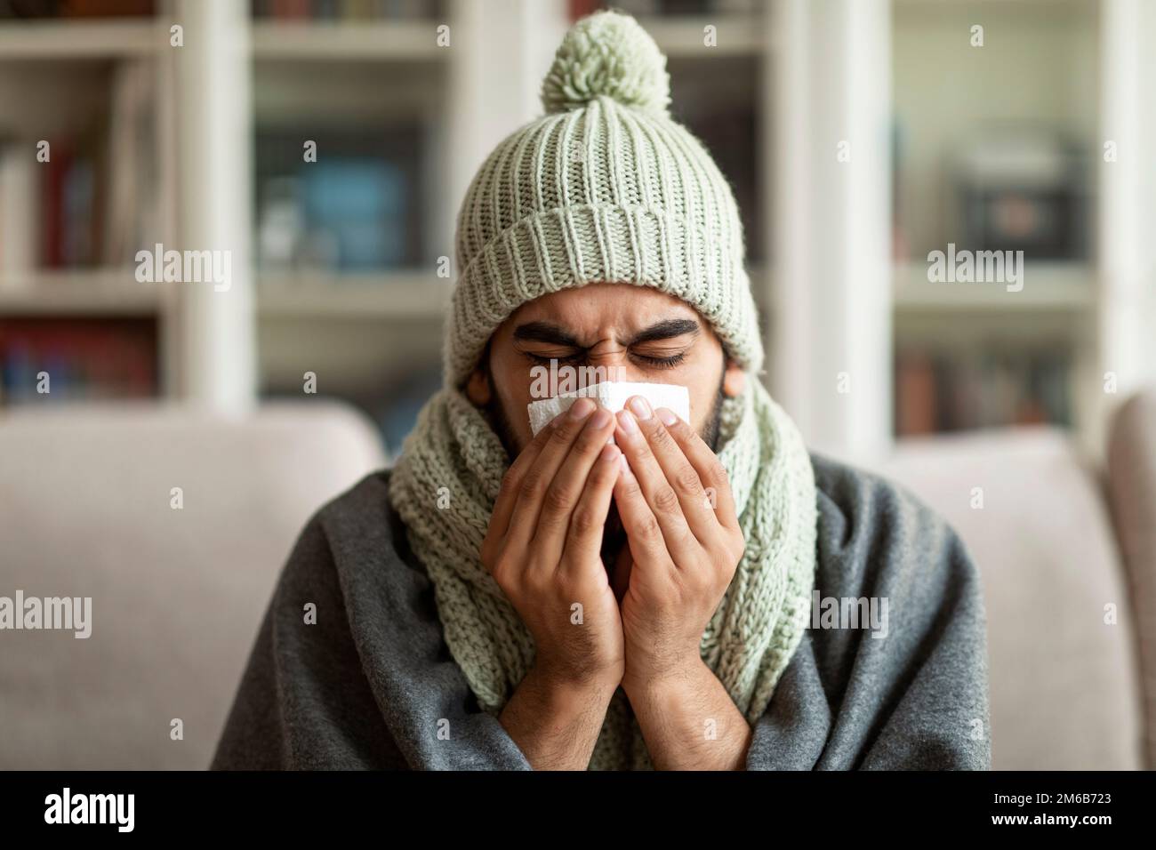 Ein unglücklicher araber, der sich zu Hause die Nase putzt Stockfoto