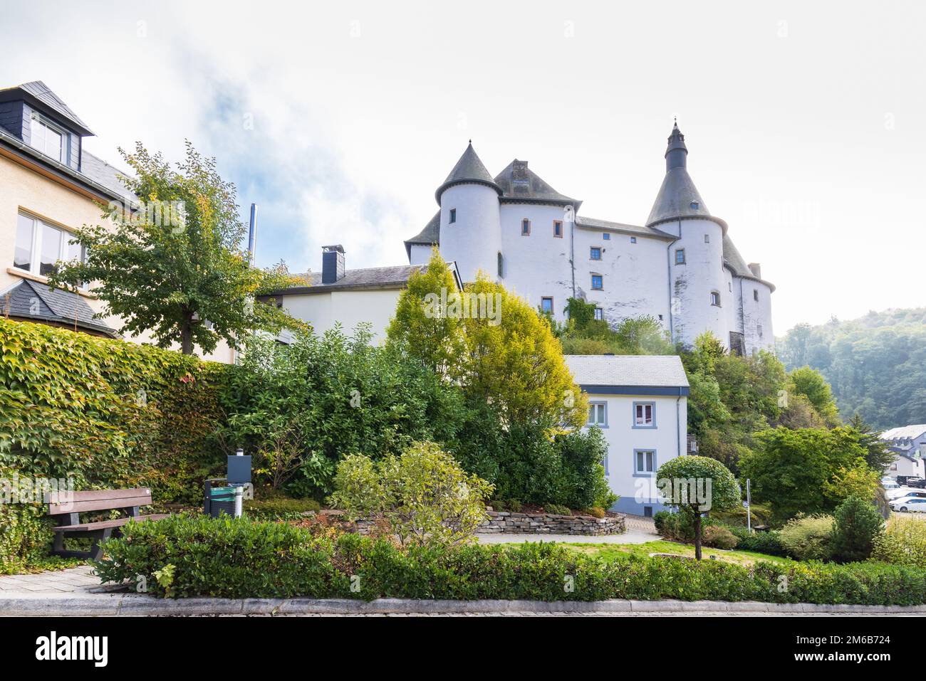 Clervaux, Luxemburg - 3. Oktober 2022: Stadtbild mit mittelalterlichem Schloss Clervaux in Luxemburg Stockfoto