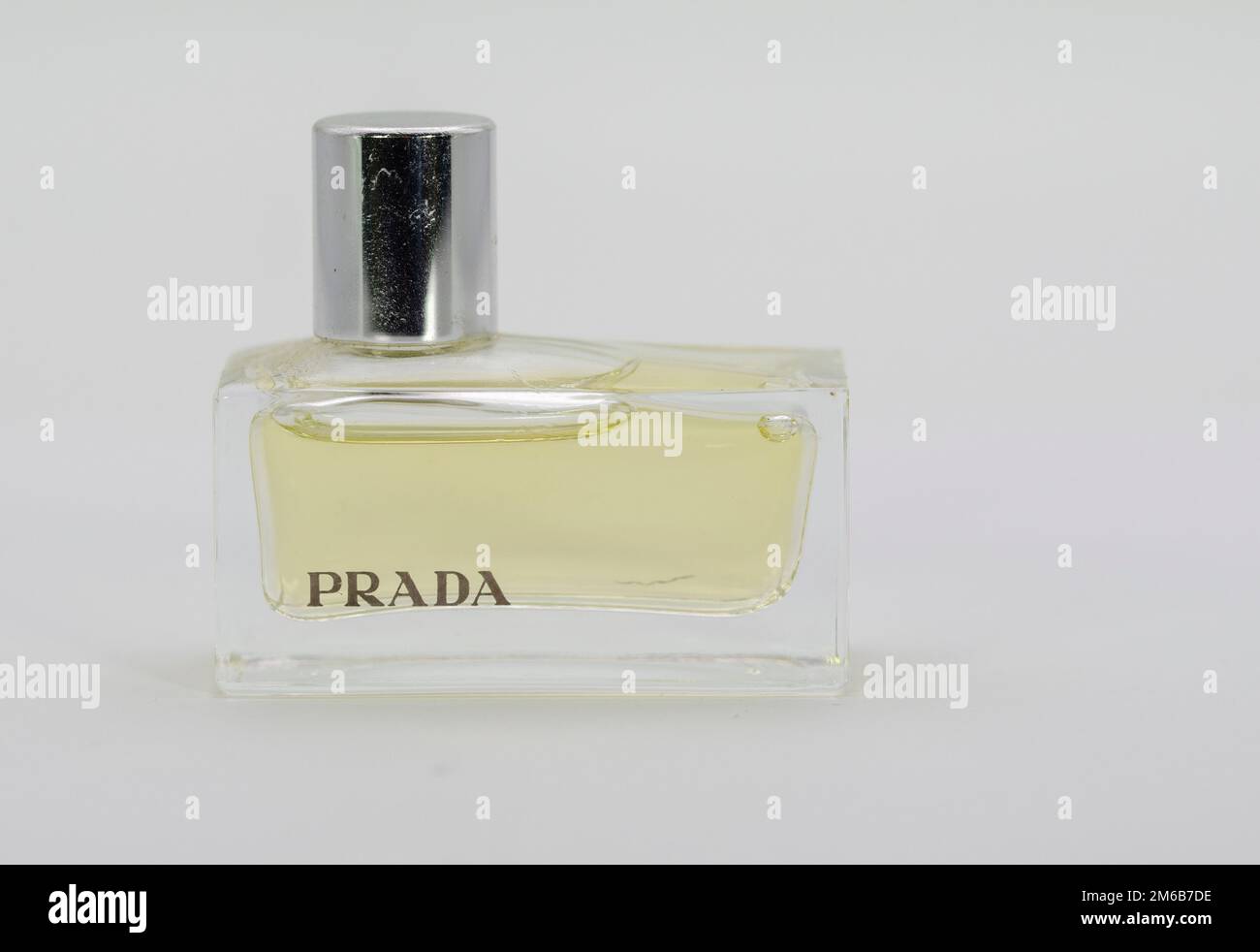 Aachen Februar 2021: Nahaufnahme eines Miniatur-PRADA-AMBER Eau de Parfum ist ein edler, hypnotischer Bernsteinduft, von dem Frauen wissen, dass sie es verdienen Stockfoto