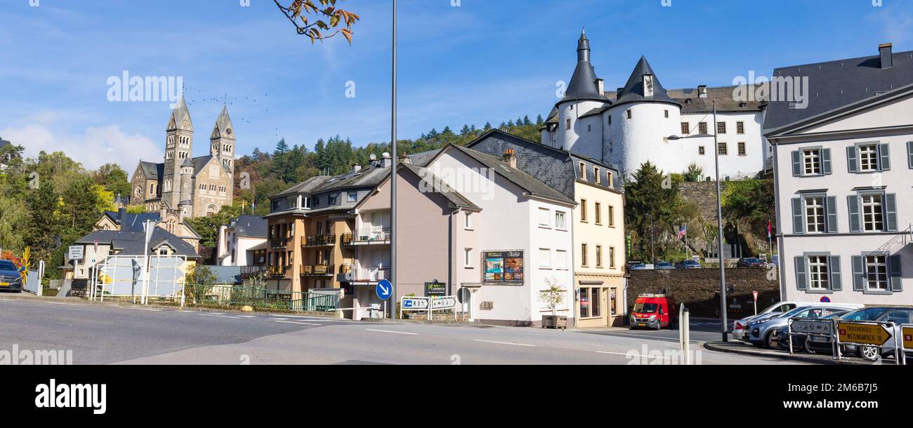 Clervaux, Luxemburg - 3. Oktober 2022: Stadtbild mit Kirche und Schloss in Clervaux in Luxemburg Stockfoto