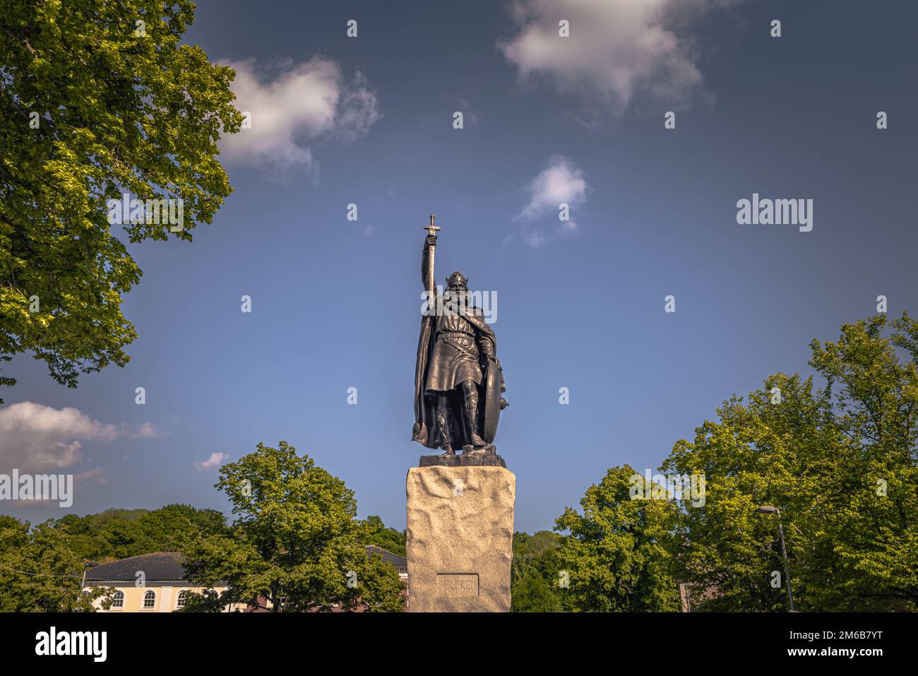 Winchester - Juni 02 2022: Statue von König Alfred dem Großen in der mittelalterlichen Stadt Winchester in Wessex, England. Stockfoto