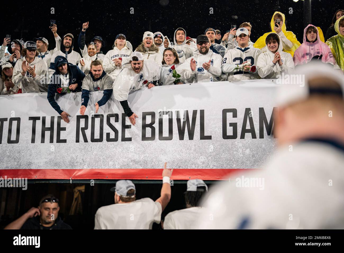 Die Fans der Penn State Nittany Lions feiern, dass das Team das Spielfeld während des 109. Rose Bowl Fußballspiels gegen die Utah Utes am Montag, den 2. Januar verlässt Stockfoto