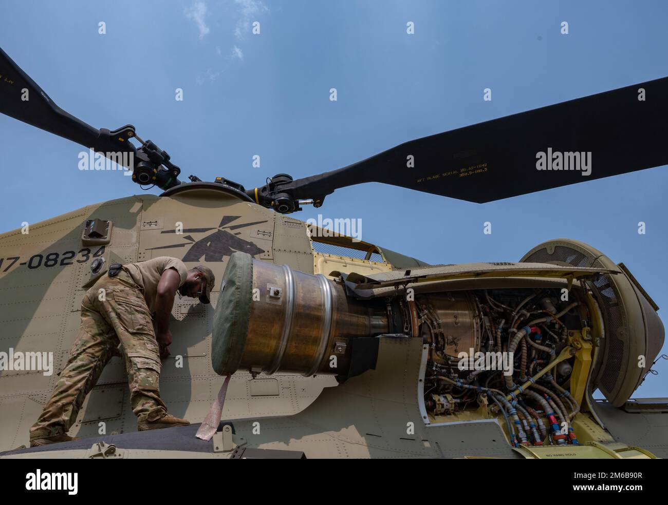 USA Army Sgt. Devon Council, Joint Task Force-Bravo Flugingenieur vom 1. Bataillon, 228. Luftfahrtregiment, führt eine Korrosionskontrolle bei einem CH-47 Chinook vom 22. April 2022 auf dem Luftwaffenstützpunkt Soto Cano, Honduras, durch. Die drei Crews der Bravo Company fliegen mehr als 100 Stunden pro Monat, was zu einer Ansammlung von Schmutz führt, die die Leistung des Flugzeugs und seiner Komponenten beeinträchtigt. Damit die Chinooks ihre Mission voll erfüllen können, was konstante, gezielte Anstrengungen und Ellenbogenfett erfordert, können sie dem JTF-B und den USA erstklassige Unterstützung für schwere Drehflügel bieten Kommandobereich Süd Stockfoto