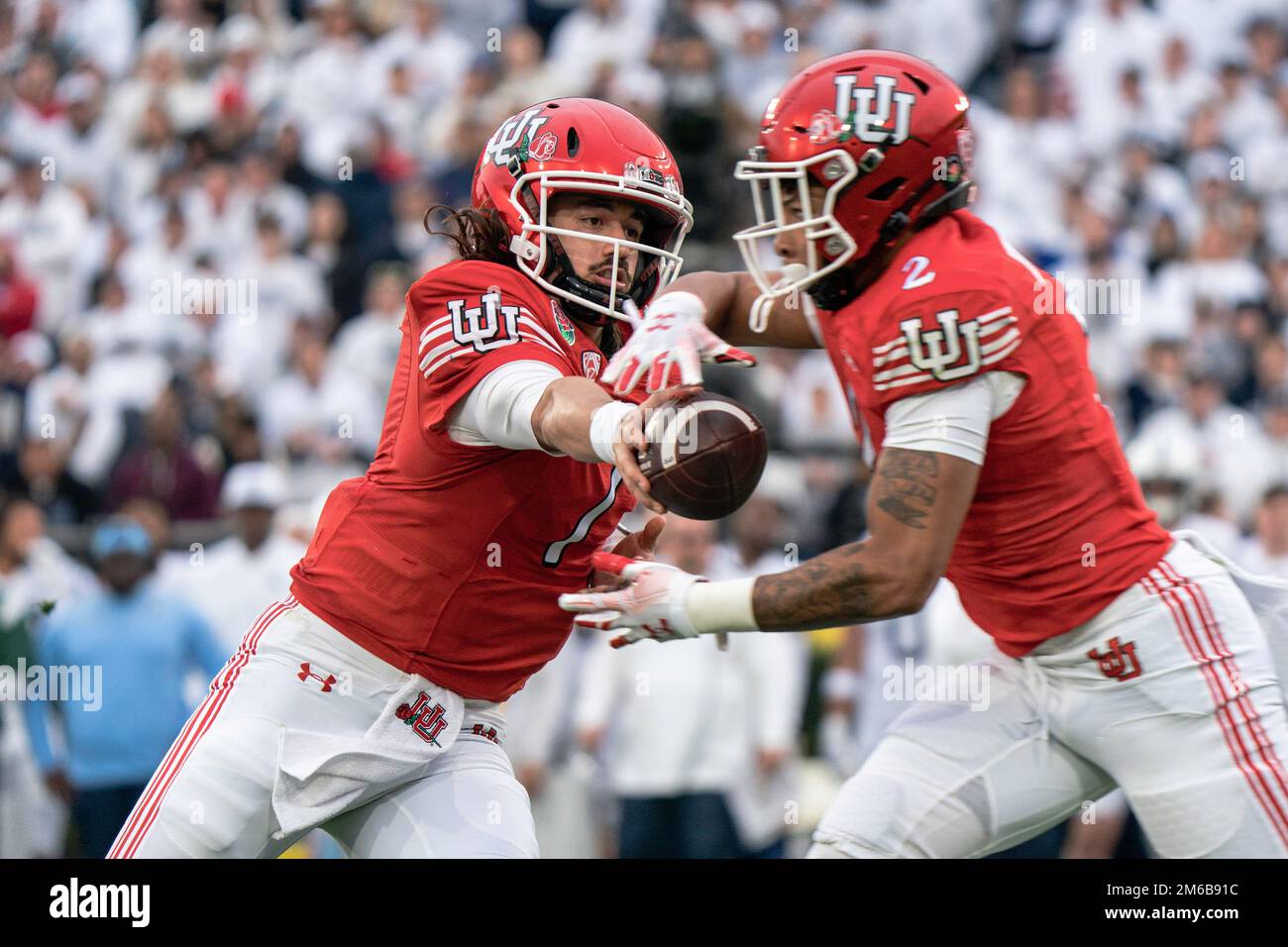 Der Quarterback von Utah Utes Cameron Rising (7) gibt sich beim Football-Spiel 109. Rose Bowl gegen den Penn State an den Running Back Micah Bernard (2) Stockfoto