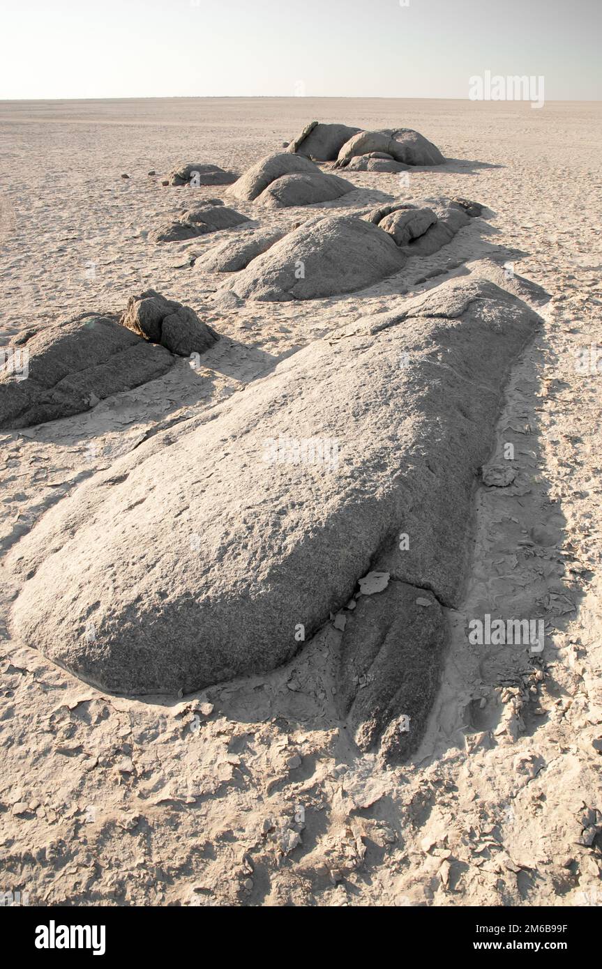 Granitfelsen im Sand nahe der Insel Kubu Stockfoto