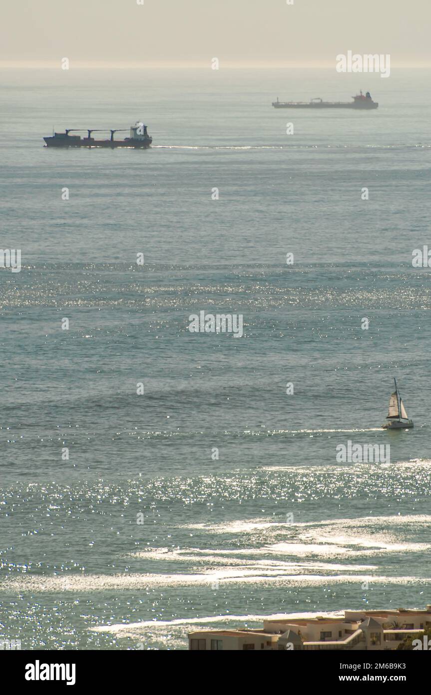 Blick auf den Atlantischen Ozean von Kloof Nek über Camps Bay. Stockfoto
