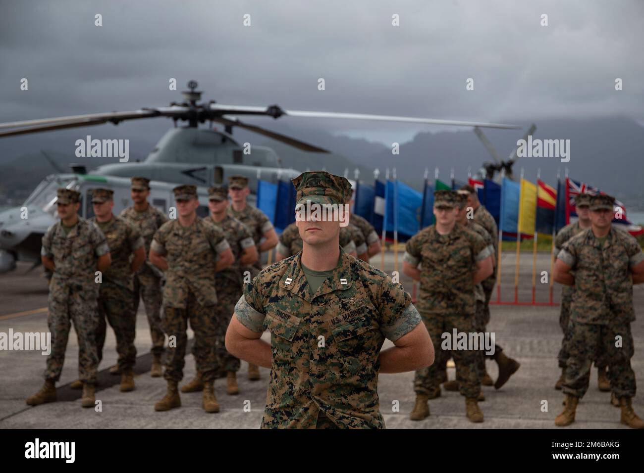 US-Marines von der Marine Light Attack Helikopter Squadron 367 führen eine Deaktivierungszeremonie auf der Marine Corps Base Hawaii durch, 22. April 2022. Die Deaktivierung der HMLA-367 entspricht dem Force Design 2030, da das Marine Corps modernisiert wird und weiterhin eine tödliche Kampftruppe ist. HAWAII, MCAS Kaneohe Bay, Marines, USMC, Stockfoto