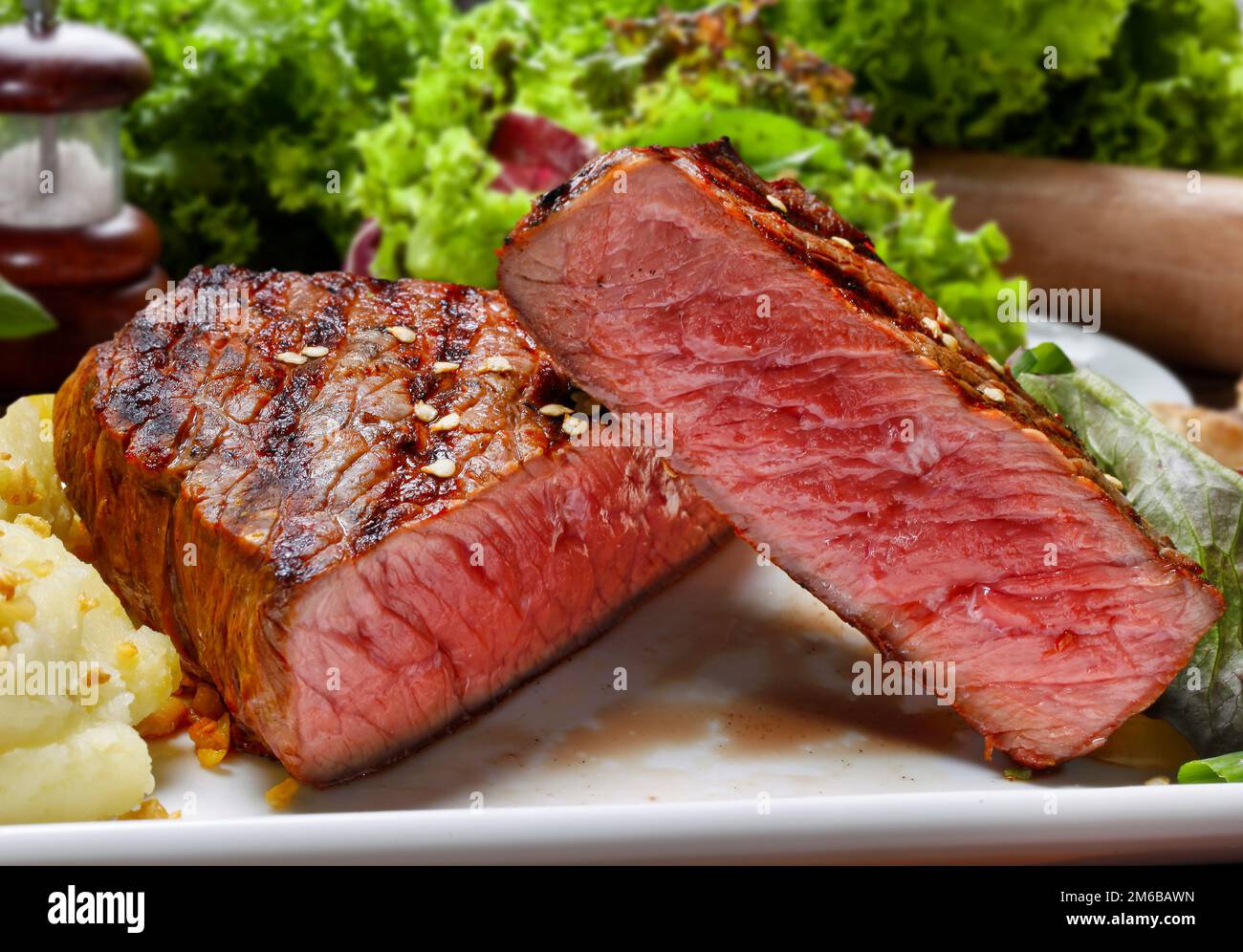 Geschnittenes gegrilltes Steak serviert bis zur Spitze, Stockfoto