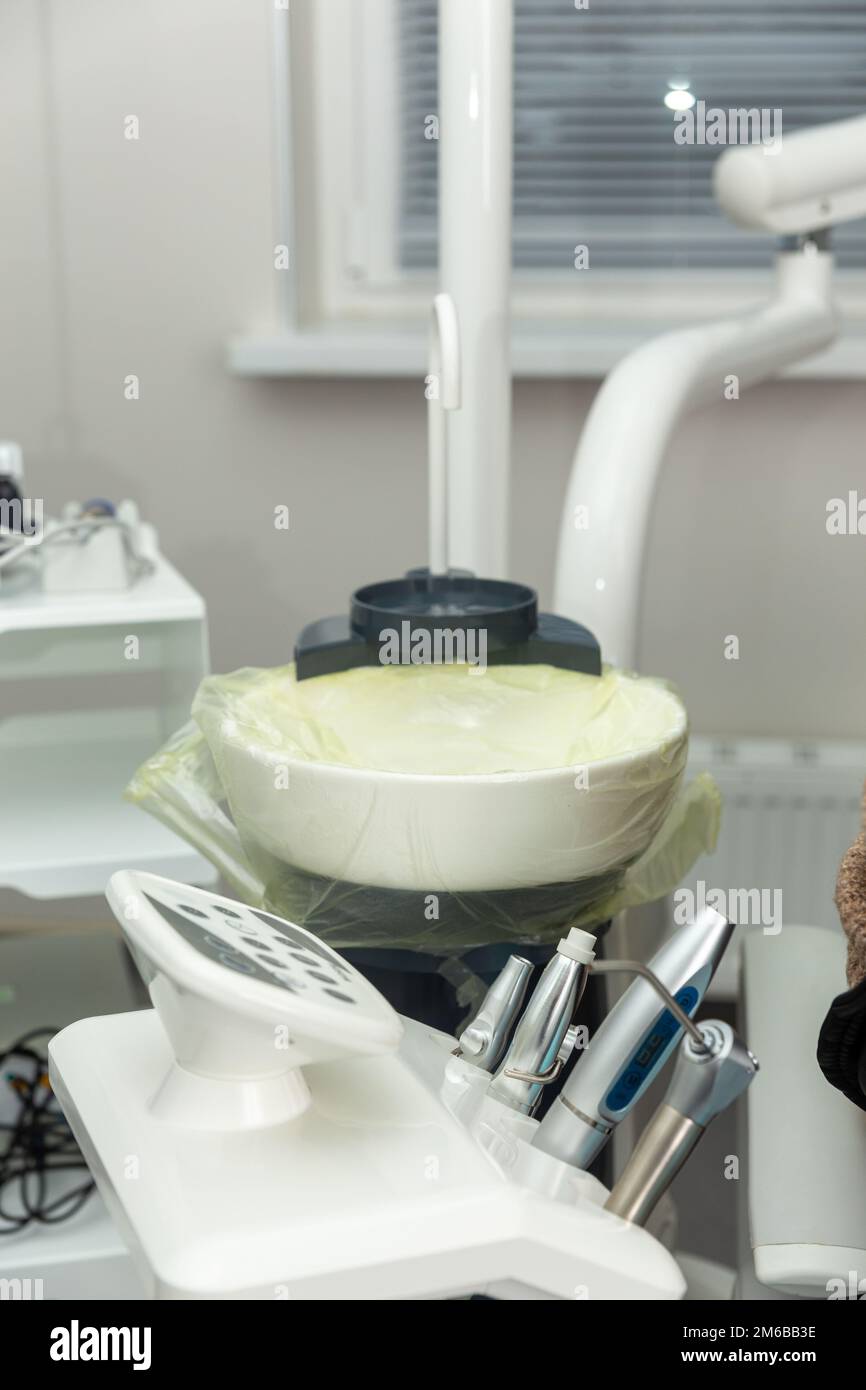 Nahaufnahme eines modernen Zahnarztwerkzeugs, Burnishers. Werkzeuge und Bohrer in der zahnärztlichen Praxis. Das Konzept von Gesundheit und Schönheit. Stockfoto