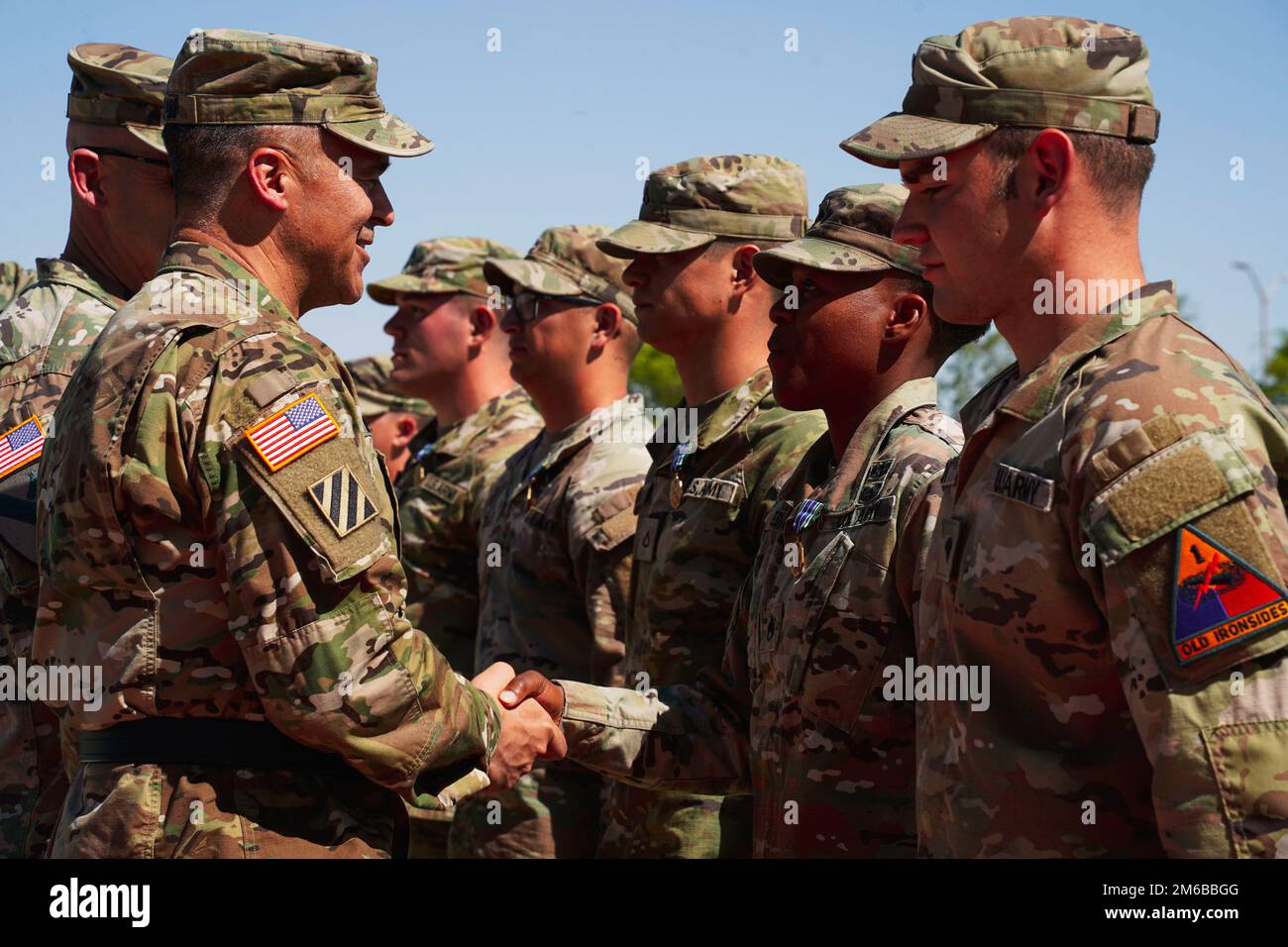 USA Army Staff Sgt. Rashnique Edmond, 11. Air Defense Artillery Brigade, 1. Panzerdivision, erhält Armeemedaille von Major General Sean C. Bernabe, kommandierender General der 1. Panzerdivision, Für den 2. Place Iron Noncommissioned Officer während der Preisverleihung am Ende des Iron Squad Competition in Fort Bliss, Texas, am 22. April 2022. Der Iron Squad Competition ist eine viertägige Veranstaltung, bei der die Ausdauer der einzelnen Mannschaften und Wettbewerber, die Aufgaben der Krieger, die Kampfübungsfähigkeiten und das militärische Wissen getestet werden. Das Siegerteam wird sich zum Wettkampf aufmachen Stockfoto