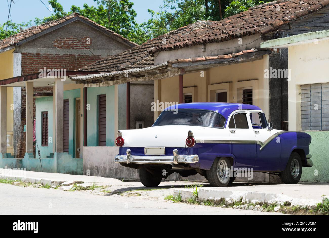 Blauer HDR-Oldtimer vor einem Haus im Landesinneren Kubas Stockfoto