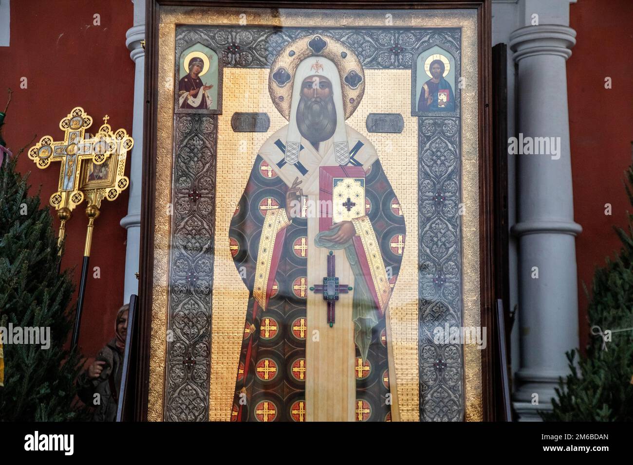 Moskau, Russland. 3. Januar 2023. Blick auf eine Ikone von St. Peter, Metropolitan von Moskau und ganz Russland, während einer religiösen Prozession an seinem 696. Todestag, im Vysokopetrovsky Kloster in der Innenstadt von Moskau, Russland. Nikolay Vinokurov/Alamy Live News Stockfoto
