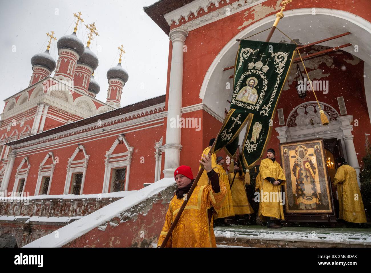 Moskau, Russland. 3. Januar 2023. Die Priester des Vysokopetrovsky-Klosters tragen in der Petrovka-Straße in der Innenstadt von Moskau, Russland, ein Symbol des Petersdoms, der Metropolitaner von Moskau und ganz Russland. Nikolay Vinokurov/Alamy Live News Stockfoto