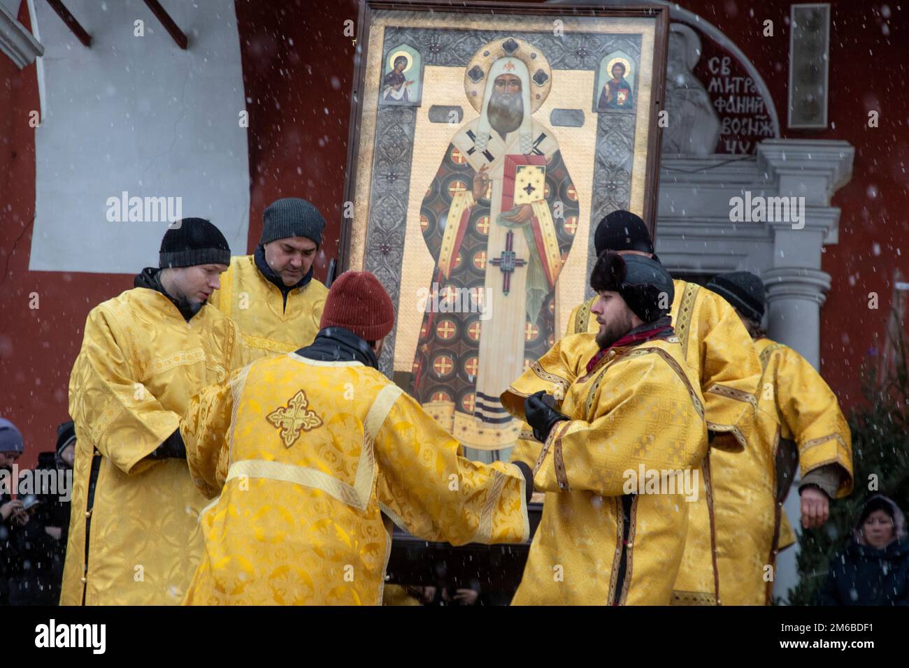 Moskau, Russland. 3. Januar 2023. Die Priester des Vysokopetrovsky-Klosters tragen in der Petrovka-Straße in der Innenstadt von Moskau, Russland, ein Symbol des Petersdoms, der Metropolitaner von Moskau und ganz Russland. Nikolay Vinokurov/Alamy Live News Stockfoto