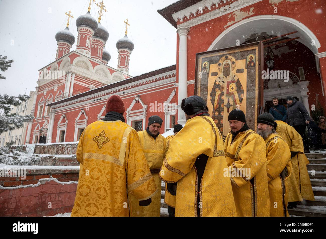 Moskau, Russland. 3. Januar 2023. Die Priester des Vysokopetrovsky-Klosters tragen in der Petrovka-Straße in der Innenstadt von Moskau, Russland, ein Symbol des Petersdoms, der Metropolitaner von Moskau und ganz Russland. Nikolay Vinokurov/Alamy Live News Stockfoto