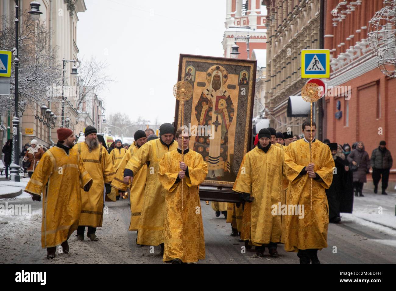 Moskau, Russland. 3. Januar 2023. Die Priester des Vysokopetrovsky-Klosters tragen in der Petrovka-Straße in der Innenstadt von Moskau, Russland, ein Symbol des Petersdoms, der Metropolitaner von Moskau und ganz Russland. Nikolay Vinokurov/Alamy Live News Stockfoto