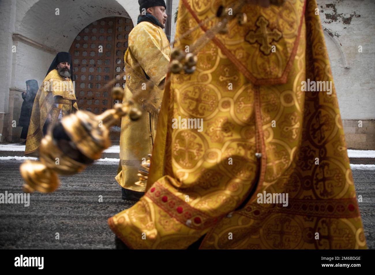 Moskau, Russland. 3. Januar 2023. Die Priester des Vysokopetrovsky-Klosters tragen in der Petrovka-Straße in der Innenstadt von Moskau, Russland, ein Symbol des Petersdoms, der Metropolitaner von Moskau und ganz Russland. Nikolay Vinokurov/Alamy Live News Stockfoto