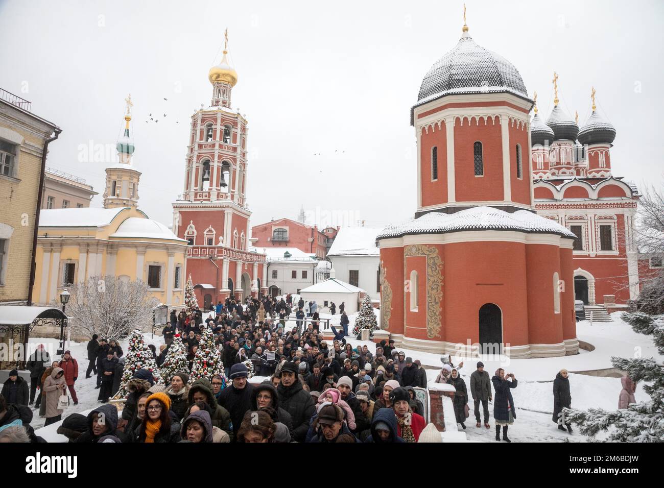 Moskau, Russland. 3. Januar 2023. Gläubige nehmen am Tag des 696. Todestages von St. Peter, Metropolitan von Moskau und ganz Russland, am Vysokopetrovsky-Kloster im Abgrund von Moskau, Russland, an einer religiösen Prozession Teil. Nikolay Vinokurov/Alamy Live News Stockfoto