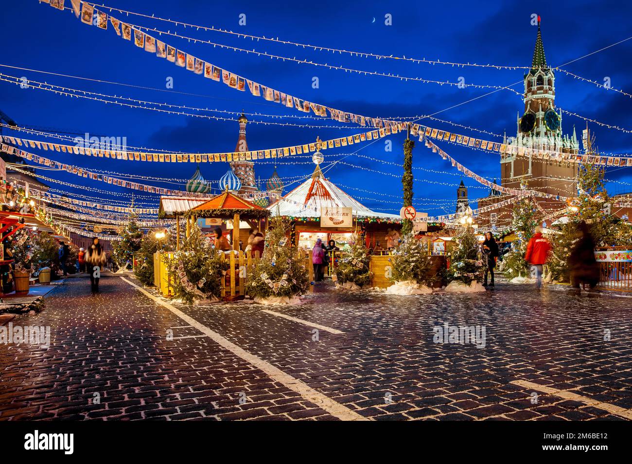 Menschen am Weihnachtsmarkt am Roten Platz, dekoriert und illumina Stockfoto