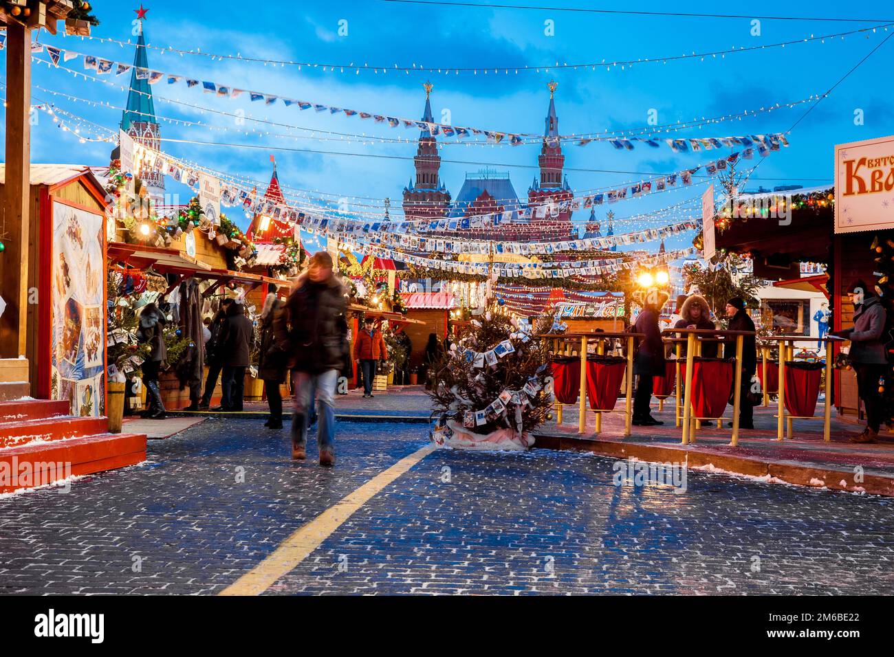 Menschen am Weihnachtsmarkt am Roten Platz, dekoriert und illumina Stockfoto