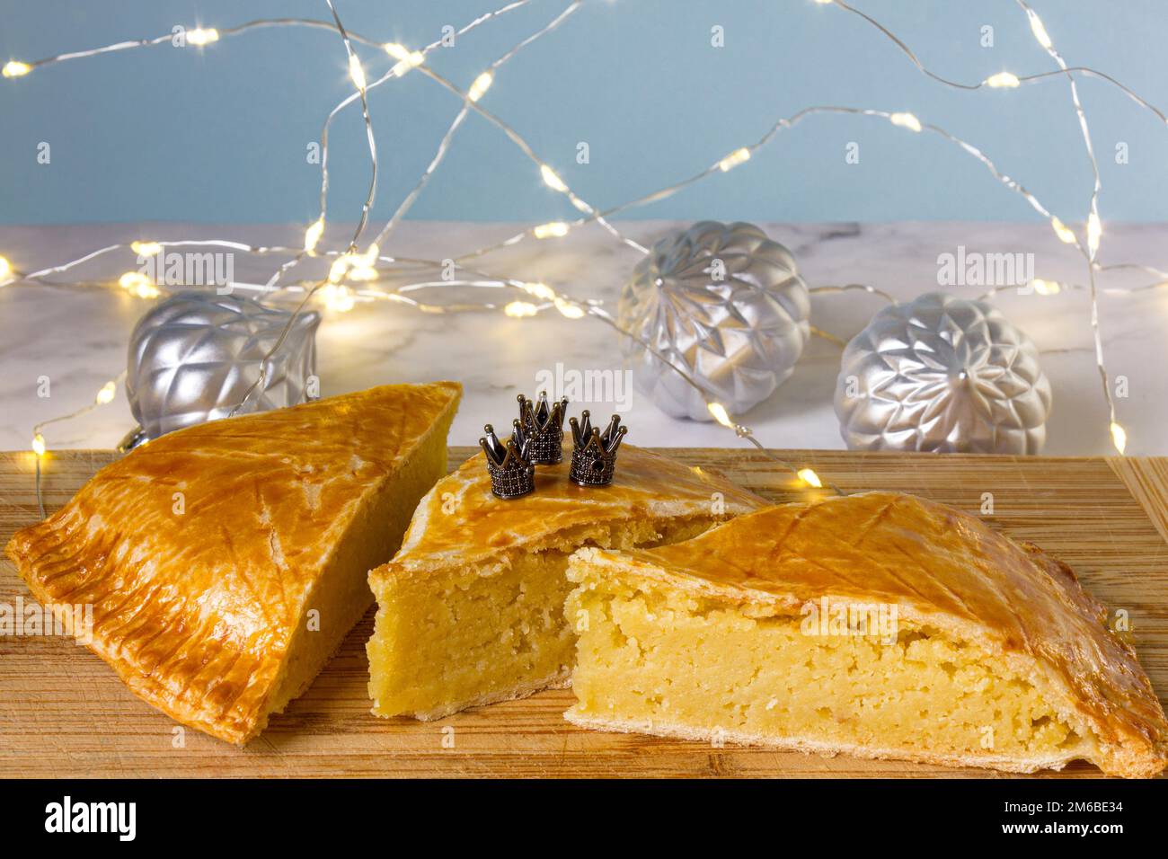 Drei Könige Kuchen oder Galette des rois auf Französisch. Traditioneller Erleuchtungskuchen mit dekorativer Krone. Stockfoto