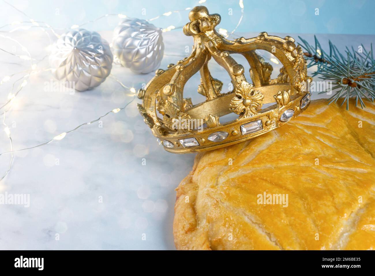 Drei Könige Kuchen oder Galette des rois auf Französisch. Traditioneller Erleuchtungskuchen mit dekorativer Krone. Stockfoto