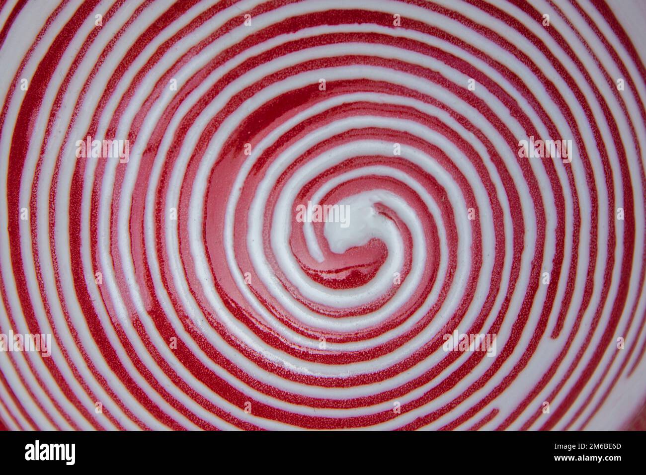 Oberfläche in rot-weißen Kreisen wie ein Labyrinth Stockfoto