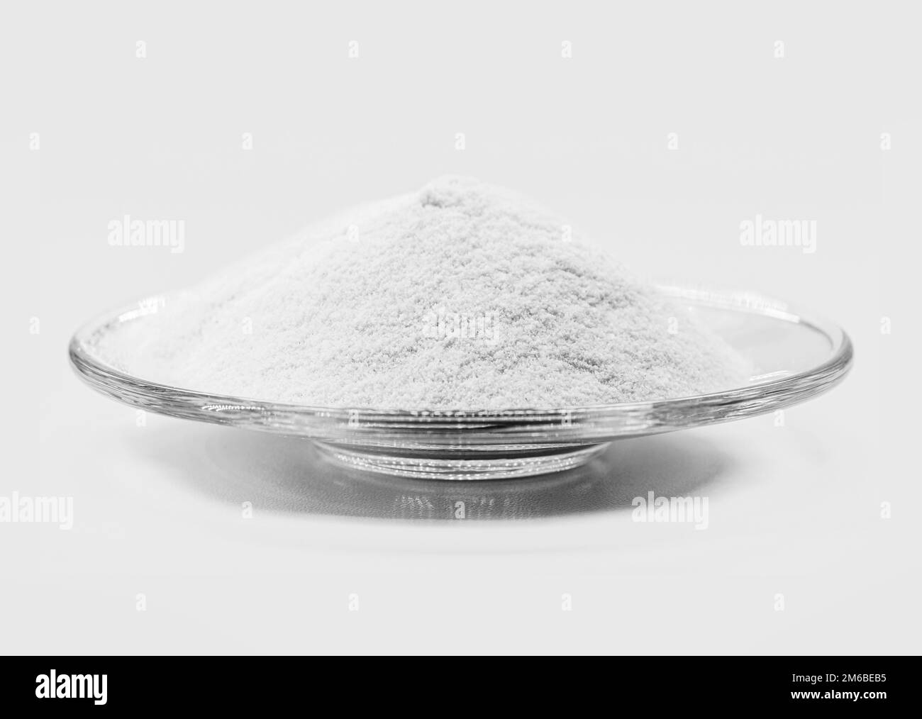 Mica sericite oder Sericite ist ein feines, graues, weißes Pulver, ein hydriertes Kaliumaluminiumsilikat. Bestandteil der Lebensmittelindustrie. Stockfoto