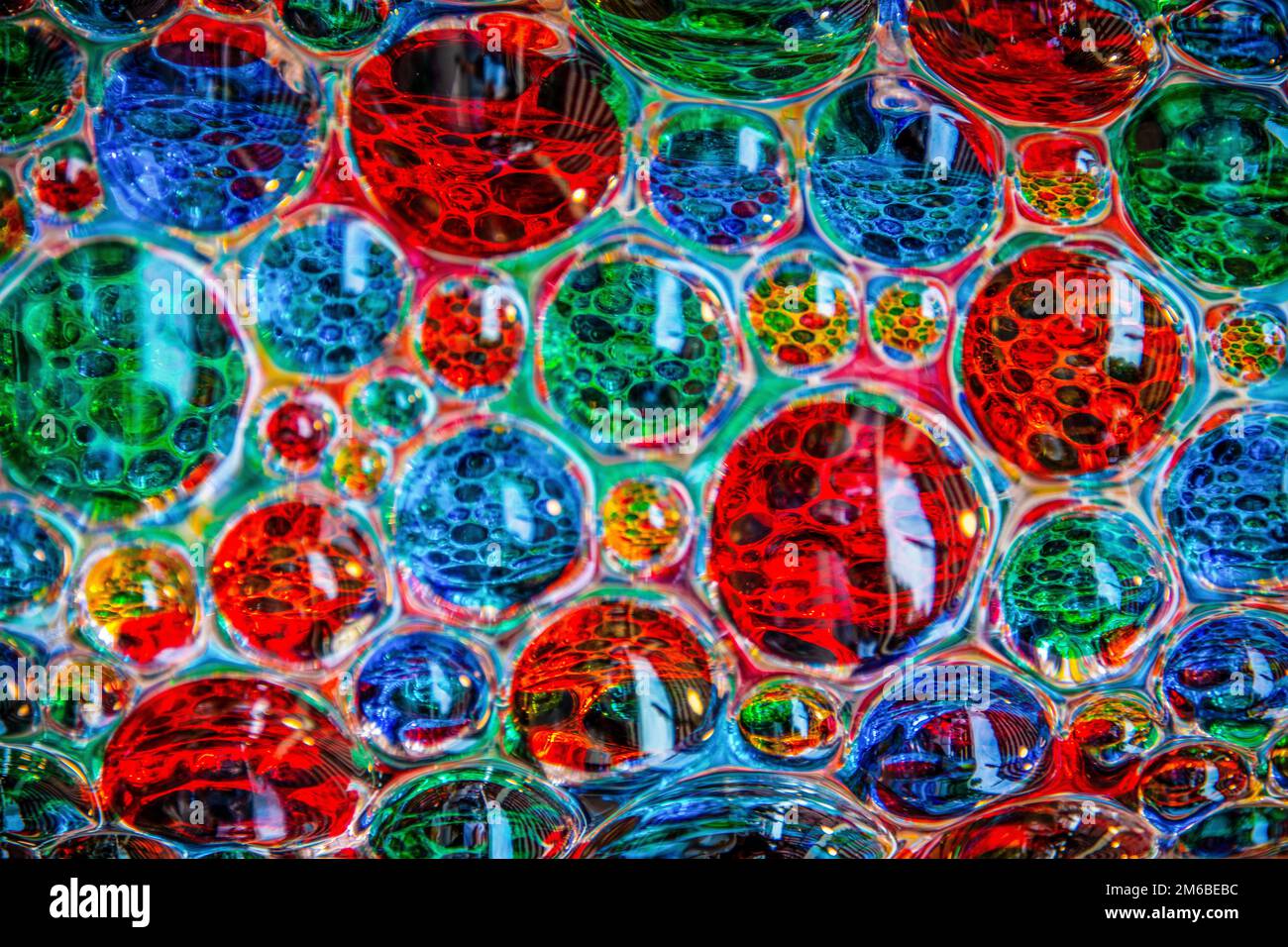 Abstraktion in verschiedenen Farben wie Wassertropfen mit Reflexionen Stockfoto