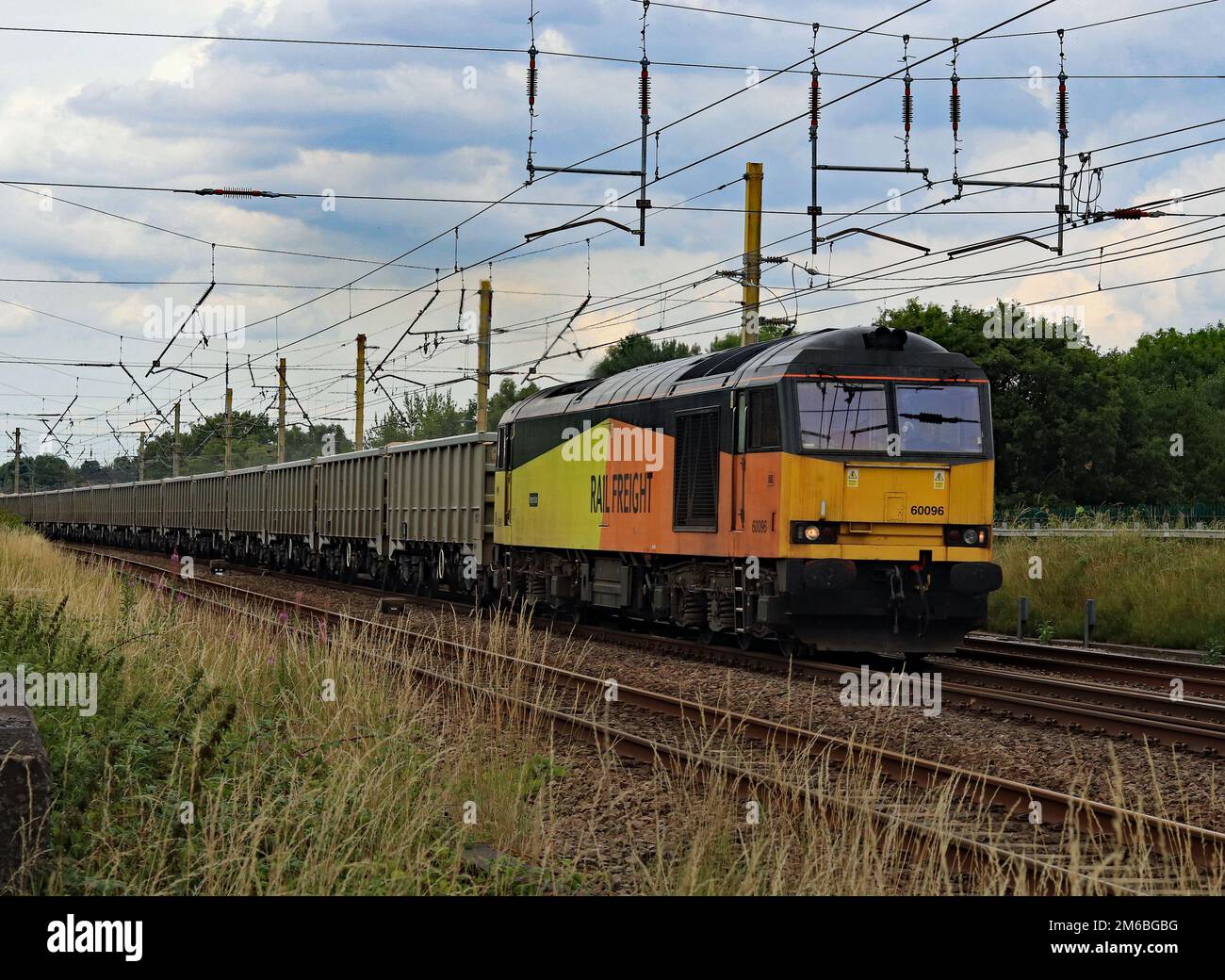 Great British Rail Freight, Lokomotive 60096, die die langsamen Linien verlässt, um an der Euxton Balshaw Lane Kreuzung wieder auf die West Coast Main Line zu gelangen Stockfoto