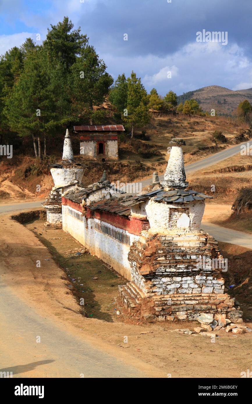 Buddhistische Wand auf der Straße in Wangdue Phodrang Tal, Bhutan Stockfoto