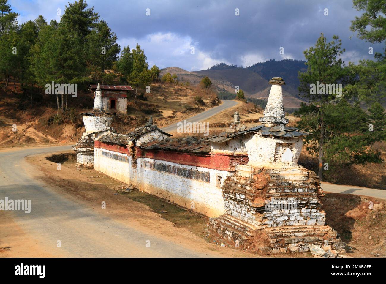 Buddhistische Wand auf der Straße in Wangdue Phodrang Tal, Bhutan Stockfoto