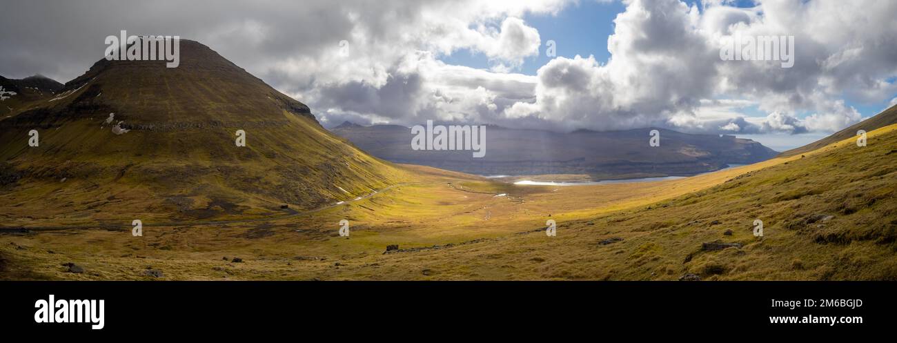 Wandern Sie auf Slættaratindur mit Vaðhorn auf der linken Seite und dem Eidsee und der Insel Streymoy im Hintergrund Stockfoto