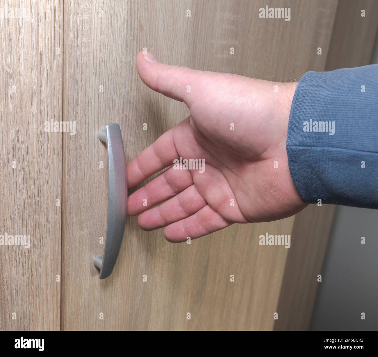 Öffnet die Schranktür und den Schrankgriff. Stockfoto