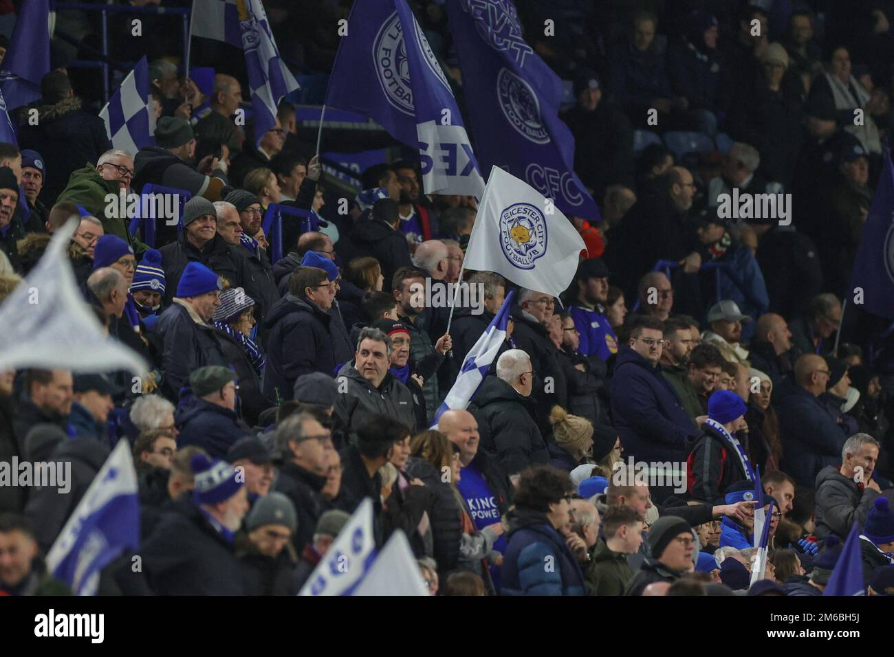 Leicester, Großbritannien. 03. Januar 2023. Die Flaggen von Leicester City wehen im Wind das Premier League-Spiel Leicester City gegen Fulham im King Power Stadium, Leicester, Großbritannien, 3. Januar 2023 (Foto von Mark Cosgrove/News Images) in Leicester, Großbritannien, am 1./3. Januar 2023. (Foto: Mark Cosgrove/News Images/Sipa USA) Guthaben: SIPA USA/Alamy Live News Stockfoto