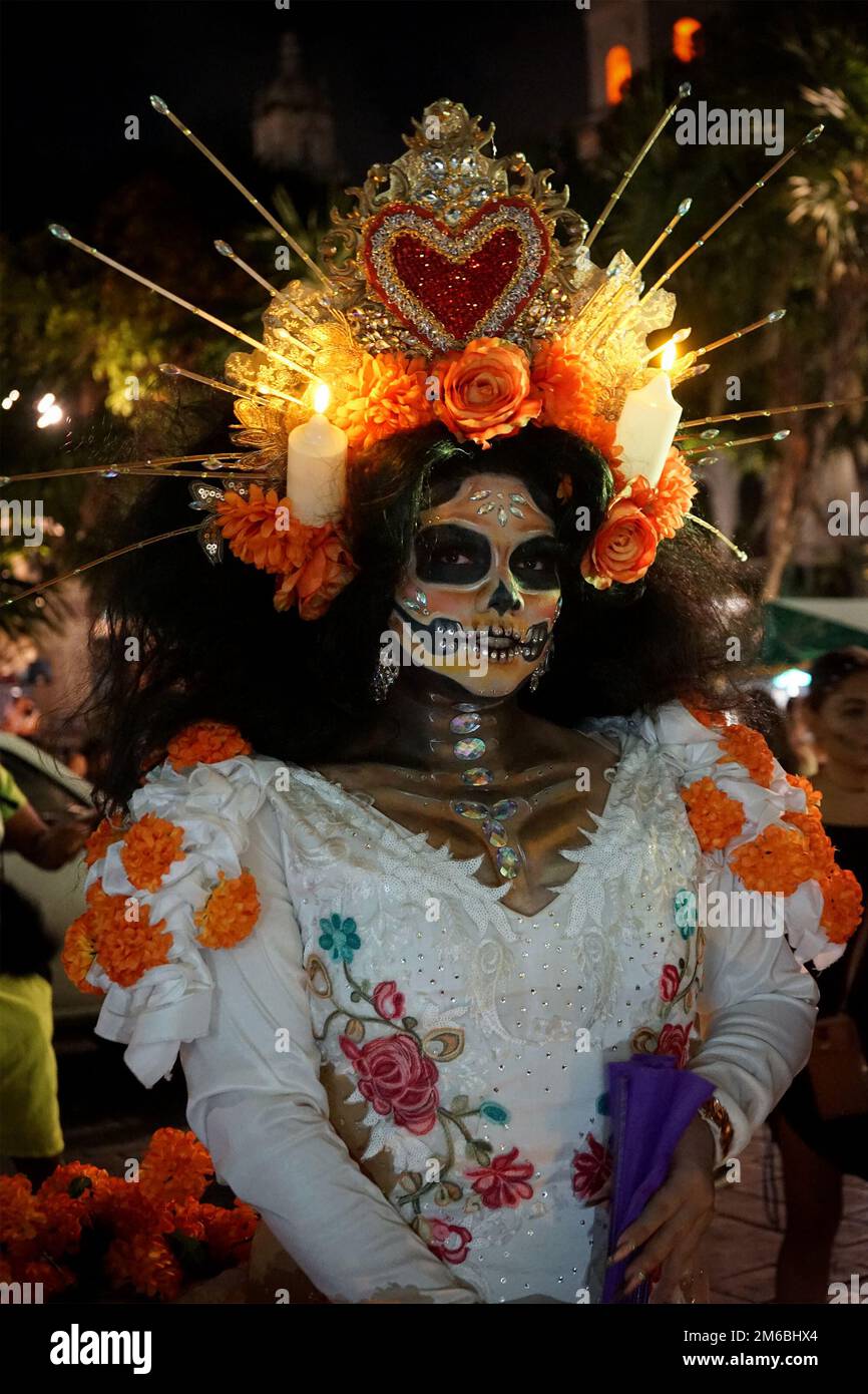 Eine Frau im Catrina-Kostüm nimmt an der Catrina-Parade von Merida Teil, die Teil des Festivals de las Ánimas, Mérida, Yucatán, Mexiko ist Stockfoto