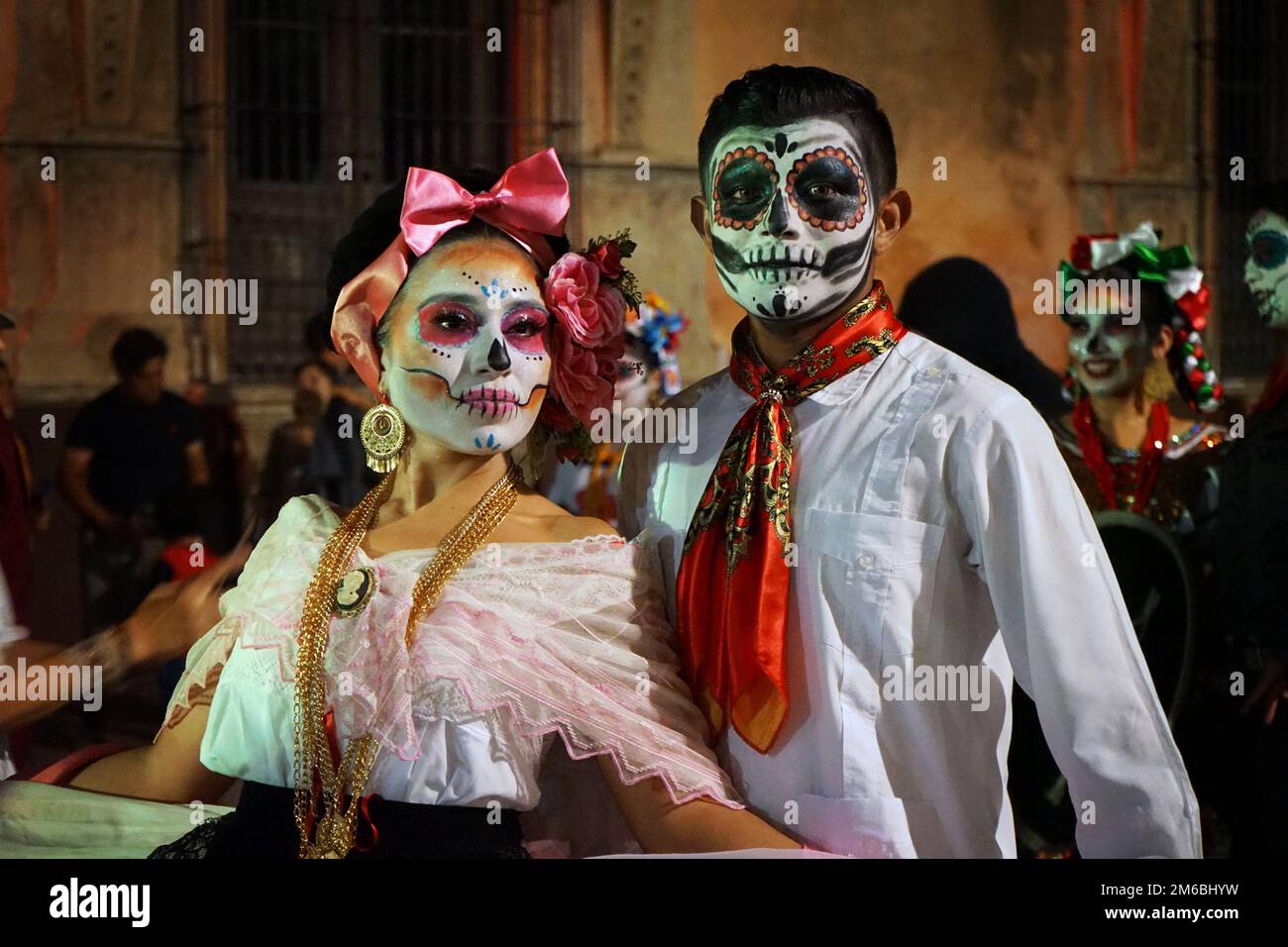 Teilnehmer, die als Catrina und Catrín gekleidet sind, nehmen an der Catrina-Parade zum Todestag (Día de los Muertos) in Mérida, Yucatan, Mexiko Teil Stockfoto