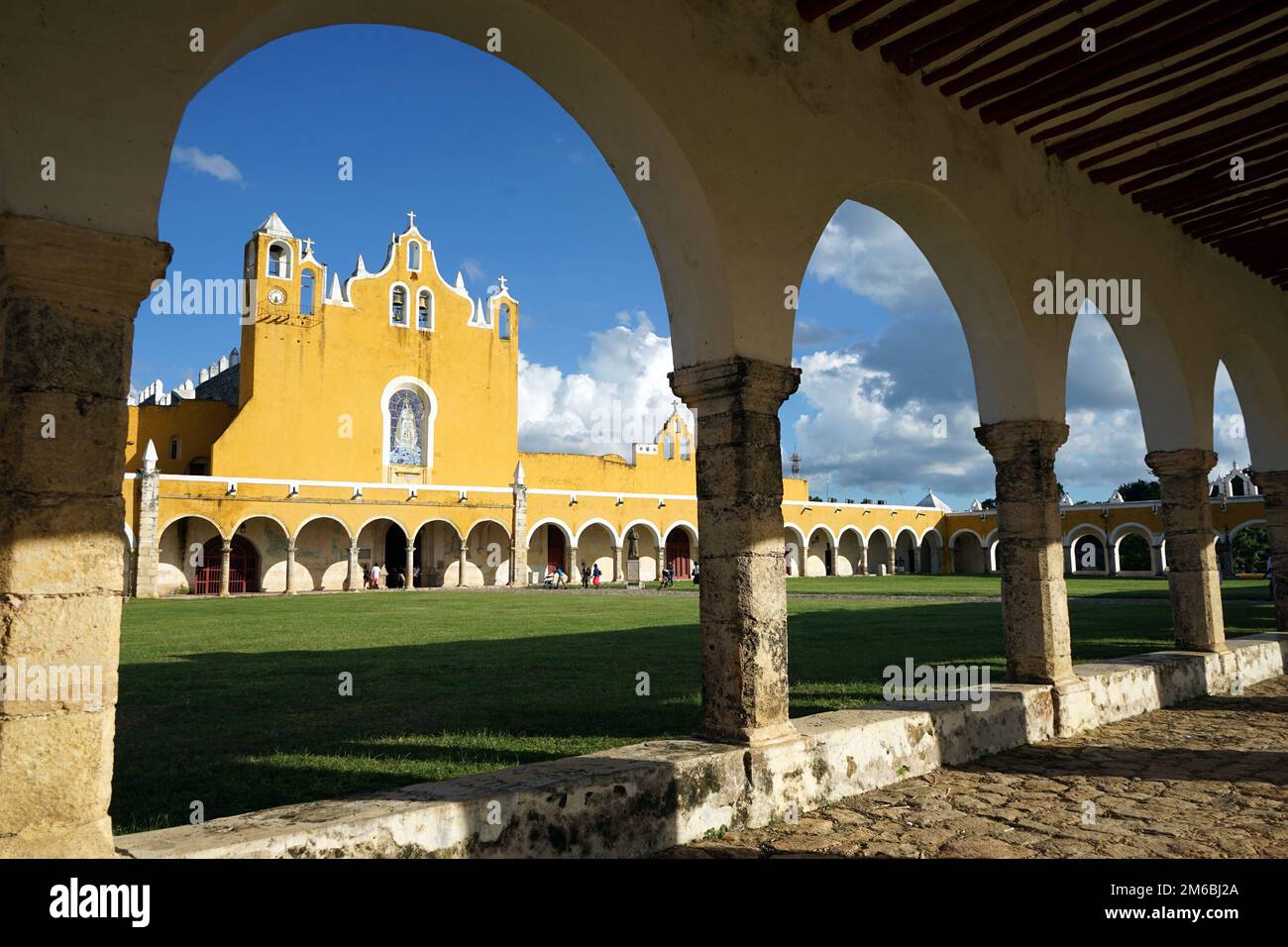 Das Kloster des Heiligen Antonius von Padua in der gelben Stadt Izamal. Izamal ist bekannt für seine hellgelben Gebäude, Yucatan, Mexiko. Stockfoto