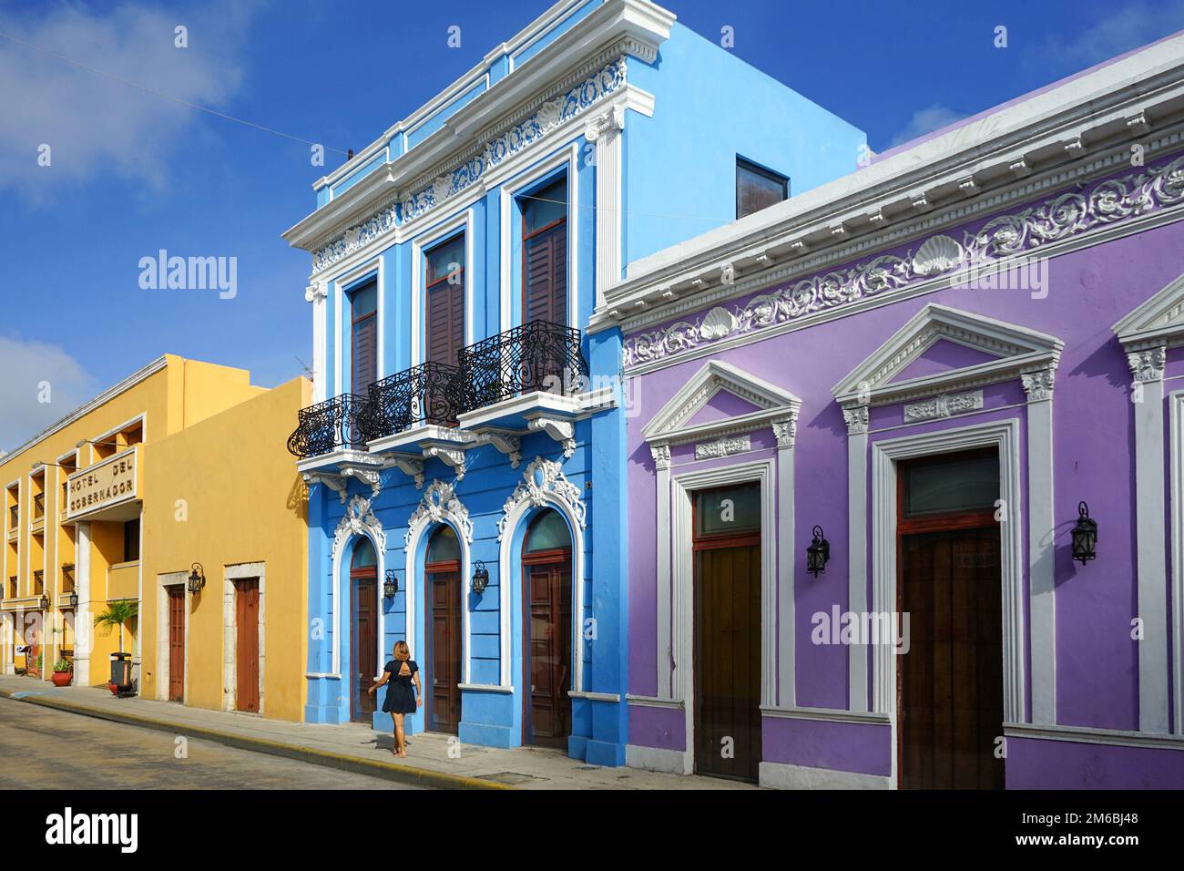 Hell bemalte Häuser aus der spanischen Kolonialzeit auf der Calle 59, einer berühmten Straße in Merida Centro, Yucatan, Mexiko Stockfoto
