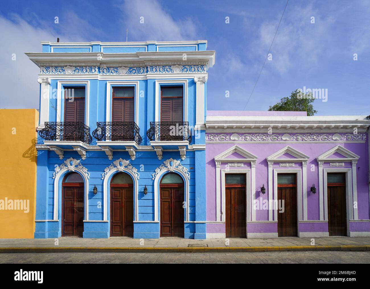 Hell bemalte Häuser aus der spanischen Kolonialzeit auf der Calle 59, einer berühmten Straße in Merida Centro, Yucatan, Mexiko Stockfoto
