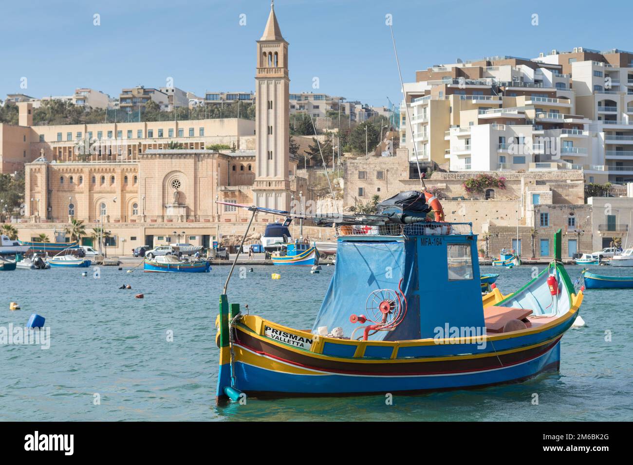 Maltesisches Fischerboot, luzzu, im Hafen von Marsaskala, Malta, Europa Stockfoto
