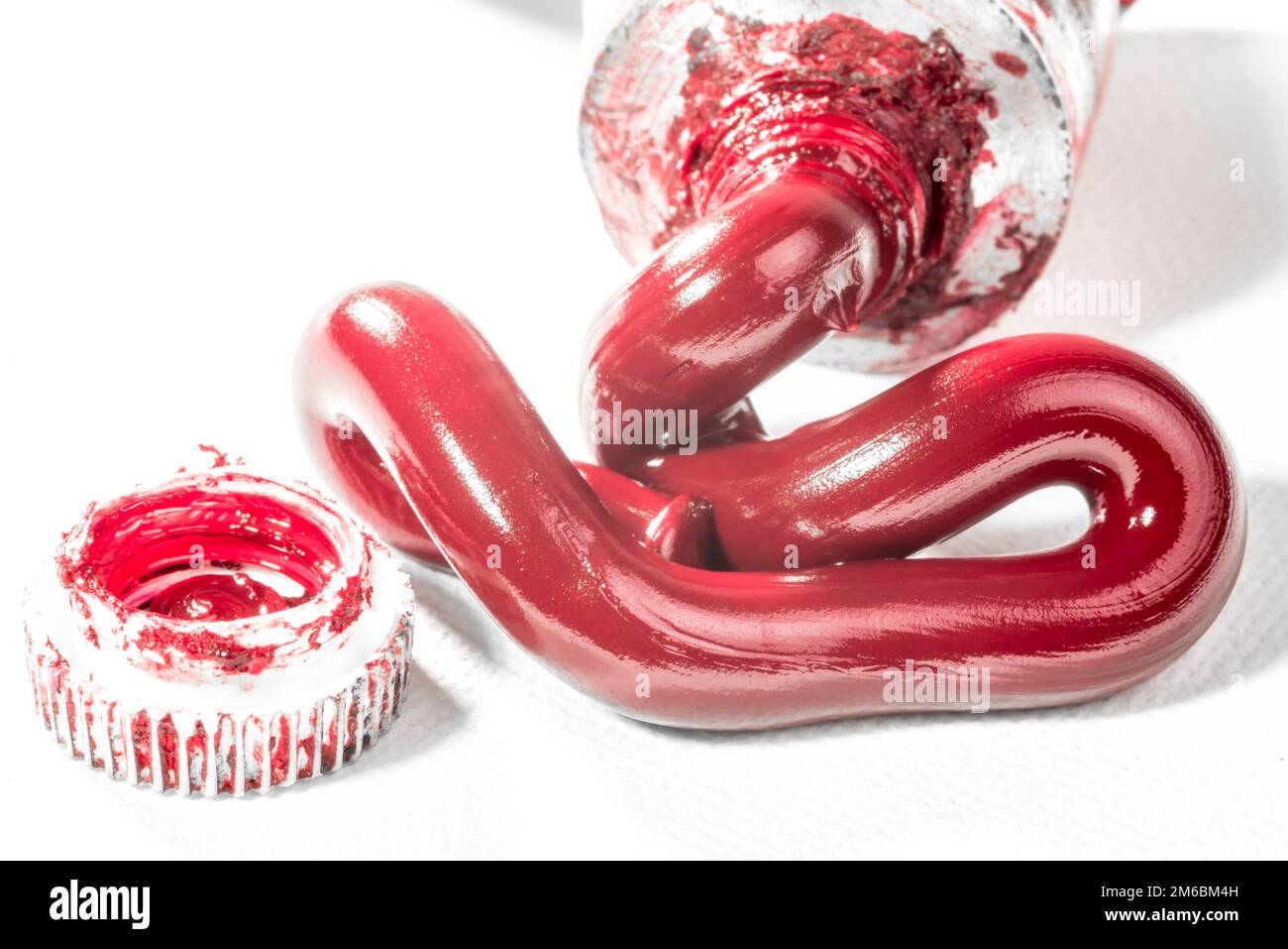 Rote permanente Alizarin-Crimson-Lackierung aus Tube Stockfoto