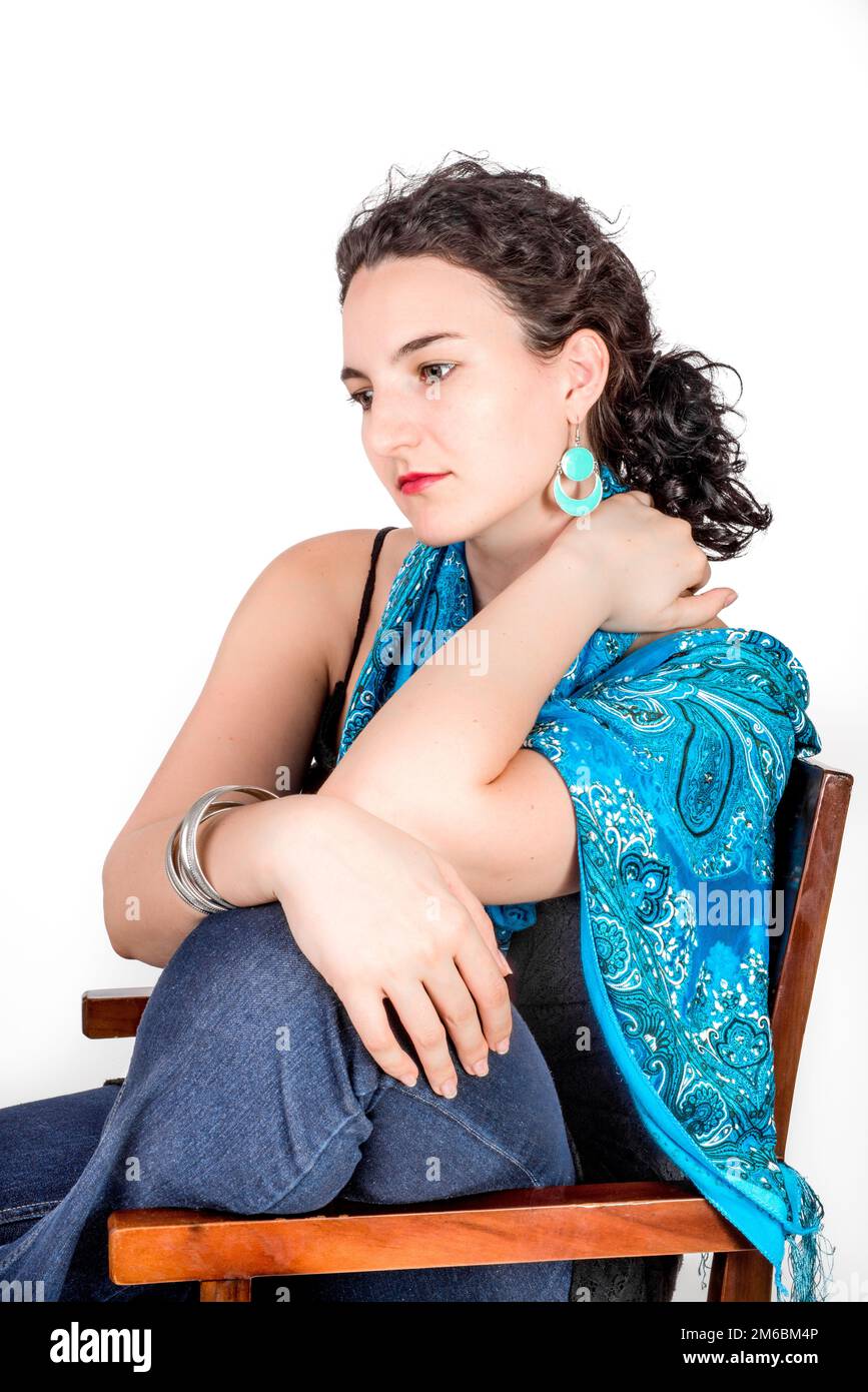 Porträt einer jungen Frau mit schwarzem Haar und blauem Top. Stockfoto