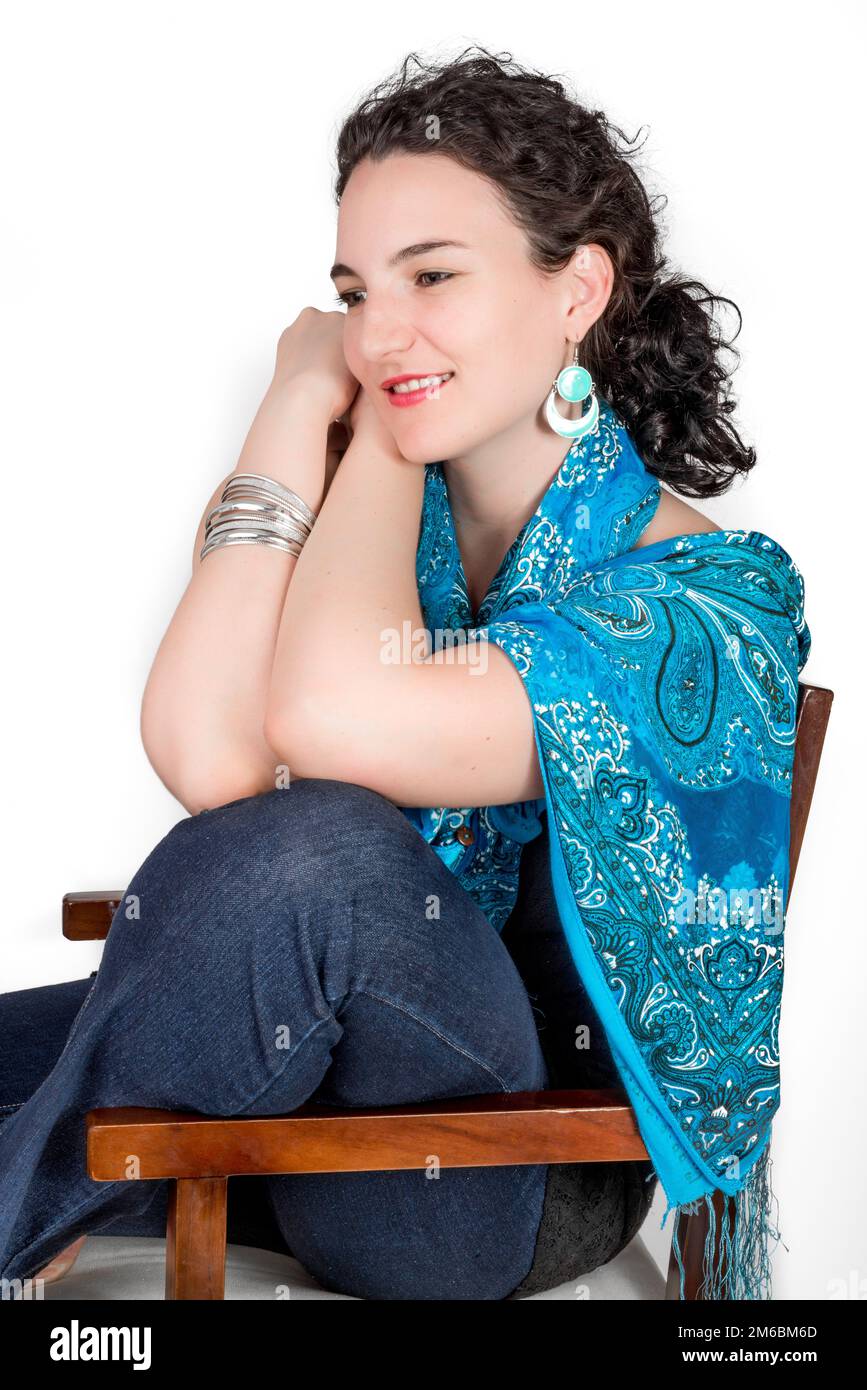 Ein junges Model in den Zwanzigern, das einen blauen Schal trägt. Stockfoto