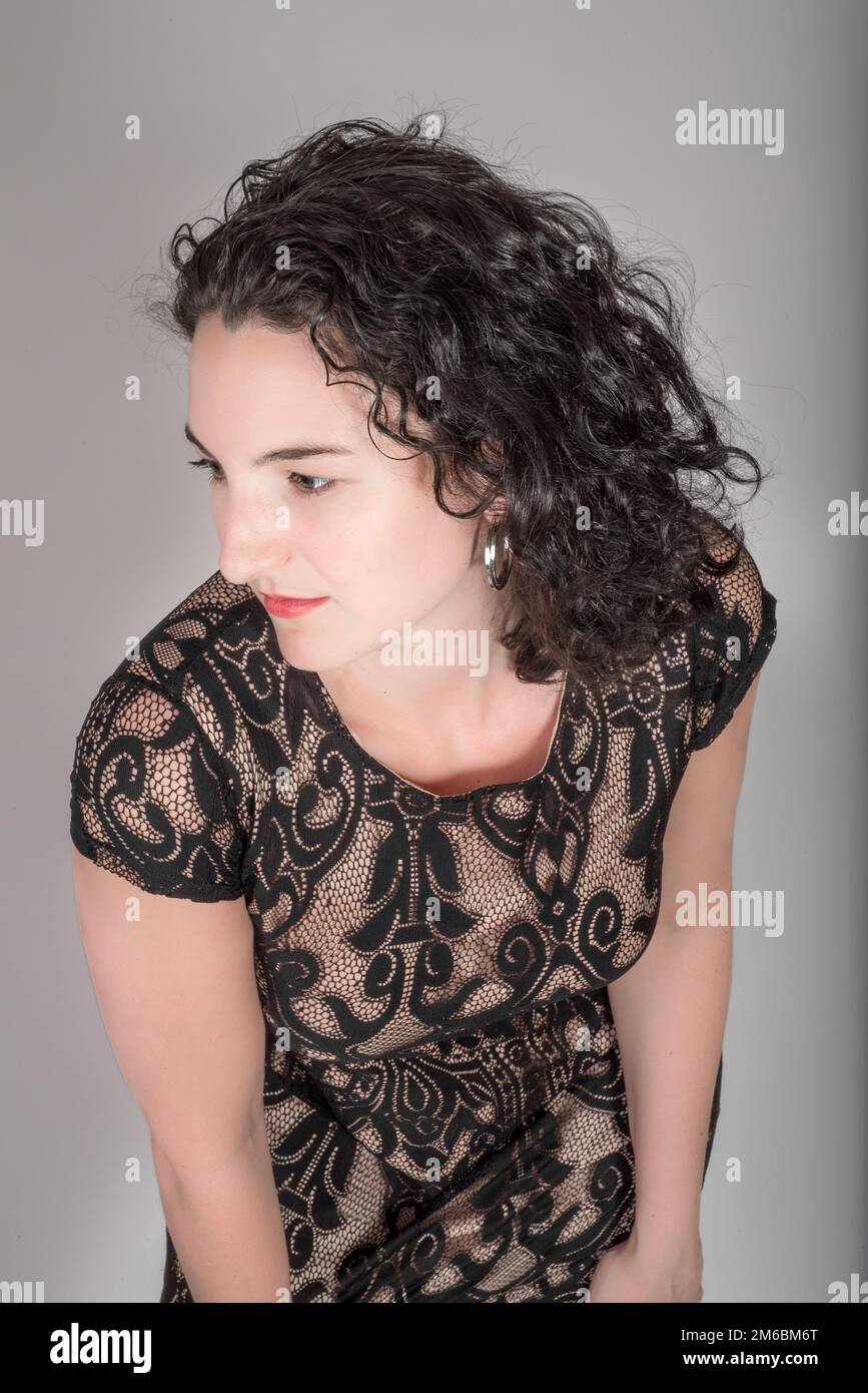 Junge Modell in ihrer Mitte der 20er Jahre in ein schwarzes Kleid. Stockfoto