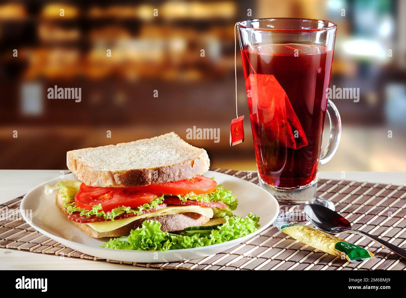 Sandwich und rote Früchte Tee Stockfoto