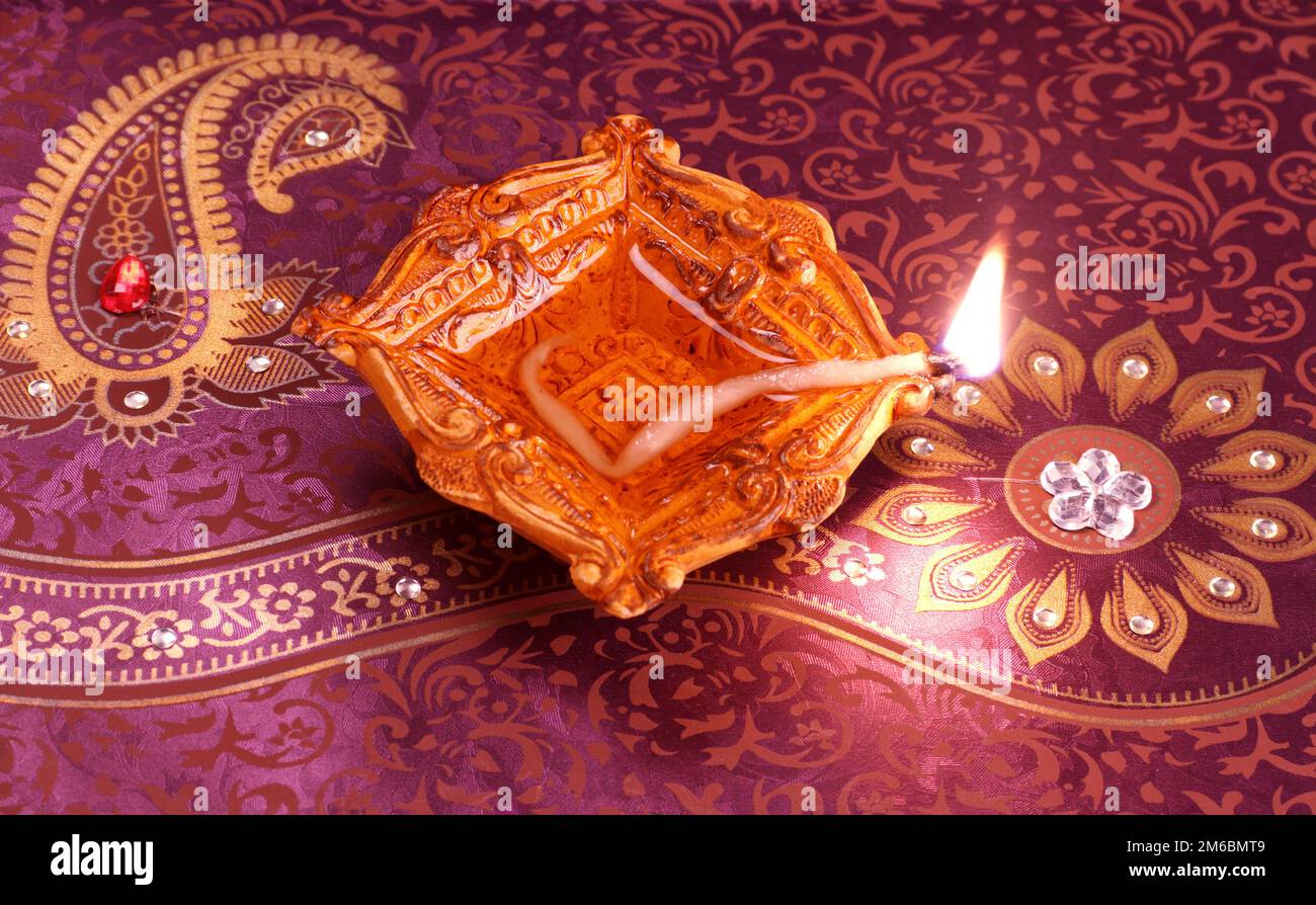 Handgefertigte Diwali Ton Lampe auf Floral Background Stockfoto