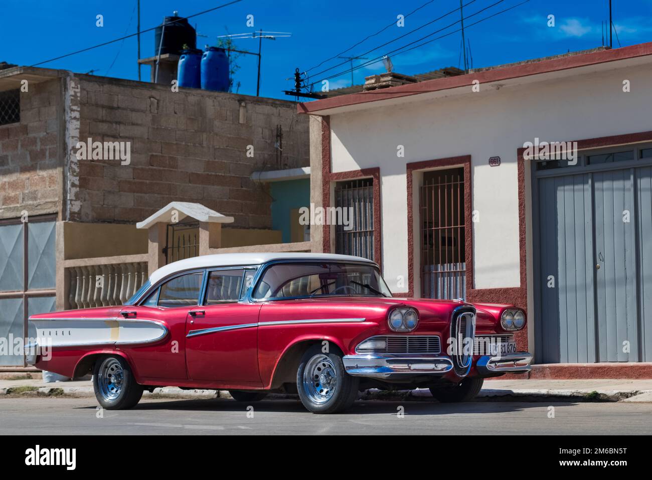 Amerikanischer roter Oldtimer parkt auf der Straße in Santa Clara Cuba Stockfoto